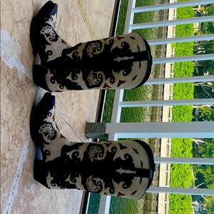 Lucchese cowboy boots for women. Yellowstone life!